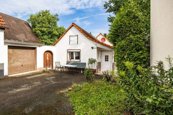 Zusätzliches Bungalow (Altbestand ohne Baugenehmigung) im hinteren Bereich des Anwesens
