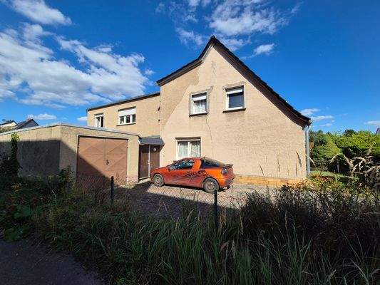 Hausansicht mit Garage