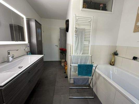 1. Badezimmer mit Wanne 