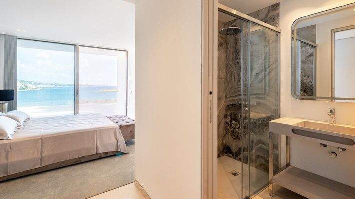 Villa in erster Meereslinie zum Verkauf in Cala Vinyes, Mallorca