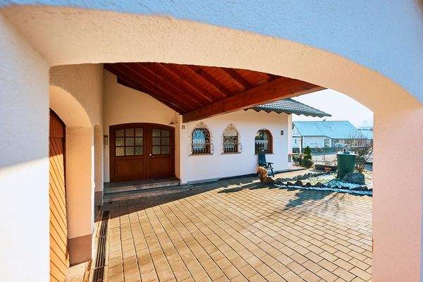 Überdachter Zugang zum Eingang und Doppelgarage