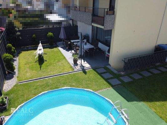 Pool mit Terrassenbereich