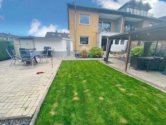 45/ Hausrückseitige Ansicht. Links Garagenrückseite.