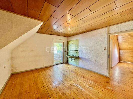 1. Schlafzimmer mit Zugang zum Balkon