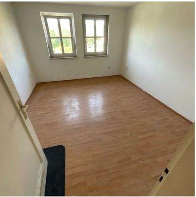 Leeres Zimmer mit Holzboden