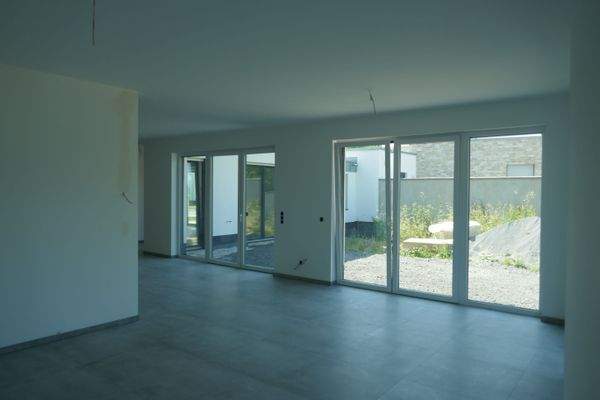 EG Blick Wohnraum zur Terrasse Garten 