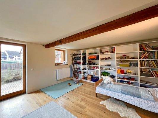 Kinderzimmer mit Ausgang zum Garten