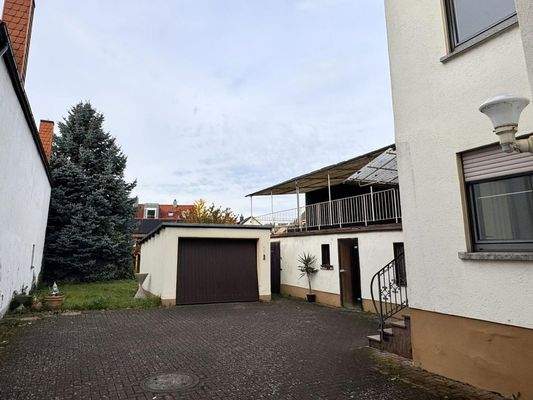 Zufahrt zum Hof, Nebengebäude