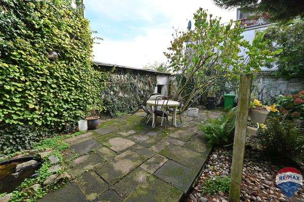 Garten mit Garagenzugang