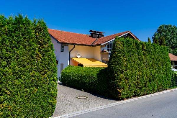 Blick von der Anlieger-Straße (30kmh Begrenzung)