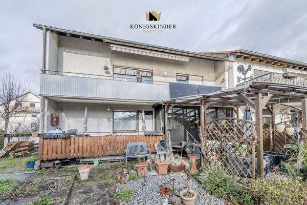 Blick vom Garten mit Pergola