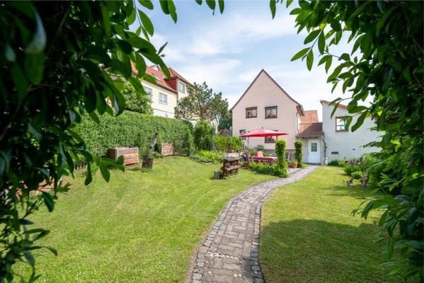 Garten mit Blick zum Haus