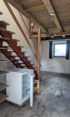 Lagerraum mit Aufgang ins OG