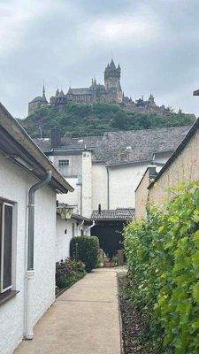 Gebäude mit Burgblick