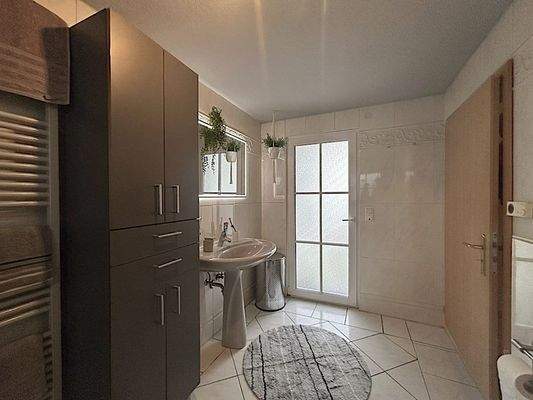 Badezimmer mit Zugang zum Garten