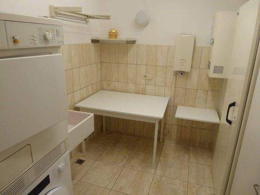 Wirtschaftsraum mit Kühlzelle, Waschmaschine, Troc