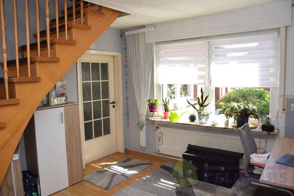 Wohnflur mit Treppenaufgang Anbau Bild 2