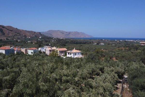 Kreta, Kournas: Eckgrundstück nahe des Kournas-Sees zu verkaufen