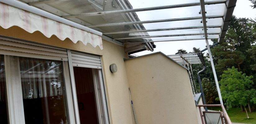 Balkon mit zusätzlicher Plexiglasüberdachung