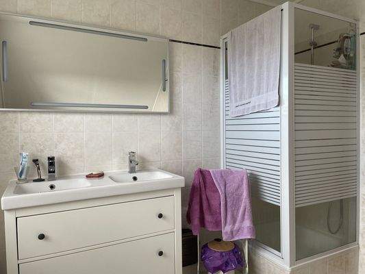 Bad mit Dusche und Wanne