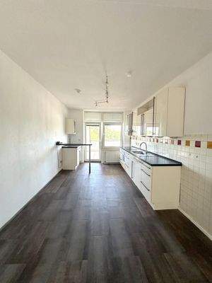 Große Küche mit Einbauküche