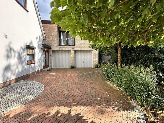 Auffahrt rechts vom Haus