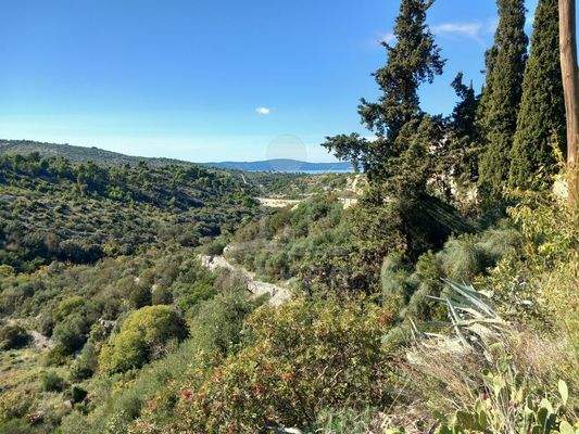 Schönes Grundstück mitten in der Natur auf Brač