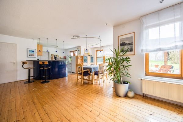 Lichtdurchfluteter Essbereich mit Terrassenzugang