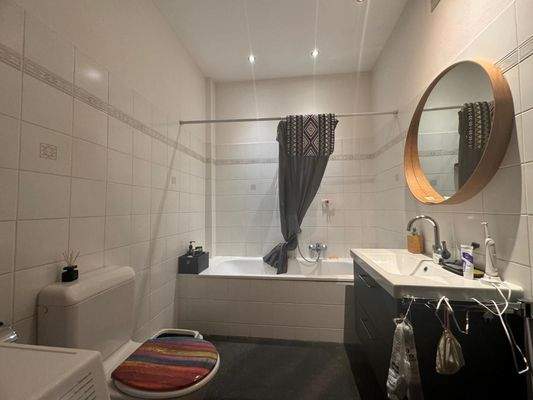 Badezimmer mit Badewanne