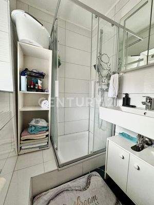 Badezimmer Wohnung rechts