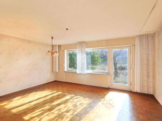 Gartenblick im Wohnzimmer mit Parkettboden