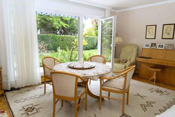 Esszimmer mit Zugang zur Terrasse