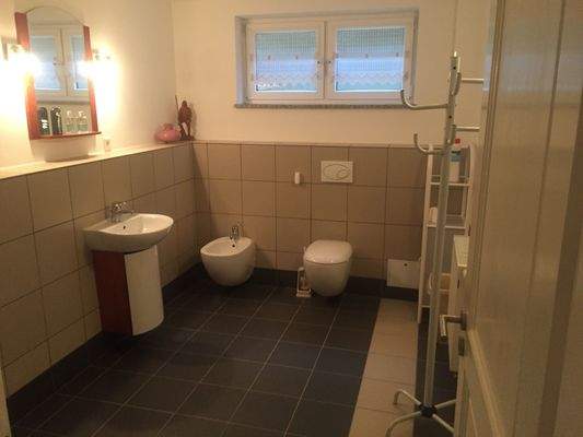 Badezimmer Keller Nebengebäude.JPG