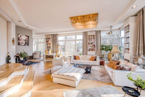 Luxuriöser Wohnbereich mit edlem Parkett, Designmöbeln und beeindruckenden Lichteinfall