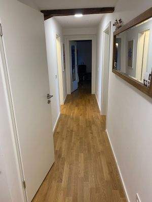 Heller Flur mit Holzfußboden