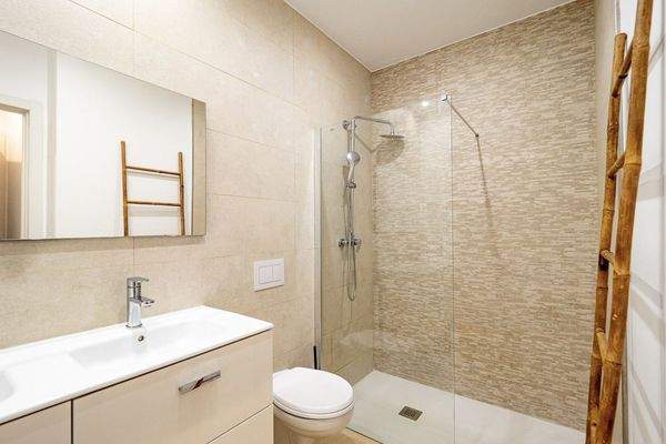 Eines von 2 Badezimmern