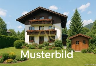 Traditionelles Tiroler Haus im Garten