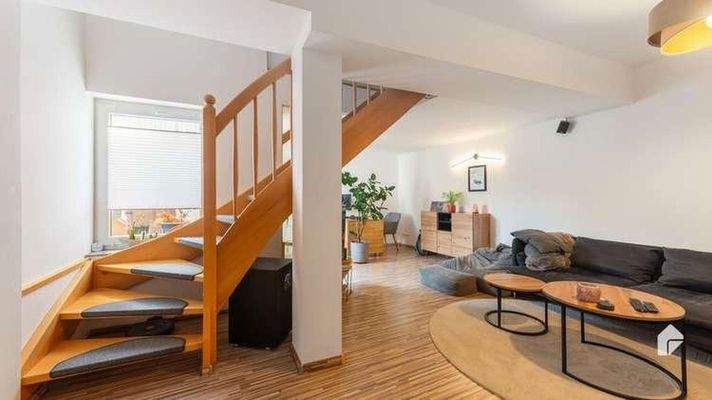 Wohnzimmer (Treppe ins OG)