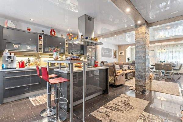 Küche und Wohnzimmer