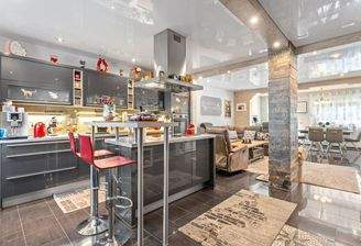 Küche und Wohnzimmer