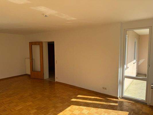 Zugang vom Flur ins Wohnzimmer und zum Balkon