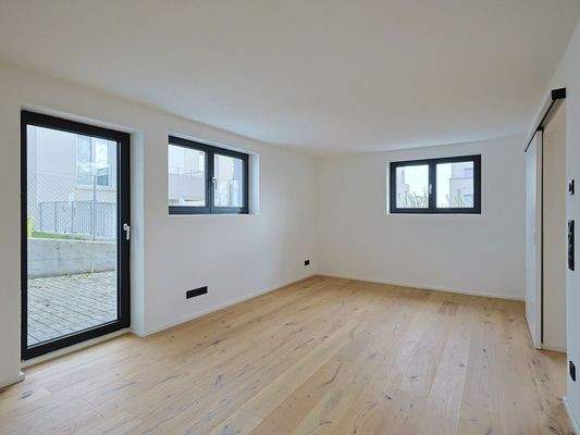 Helles, geräumiges Schlafzimmer mit Zugang zur zweiten Terrasse