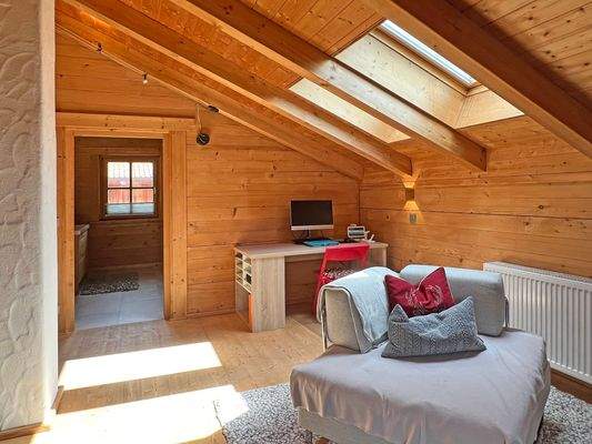 Raum im Dachgeschoss mit Zugang zum Bad