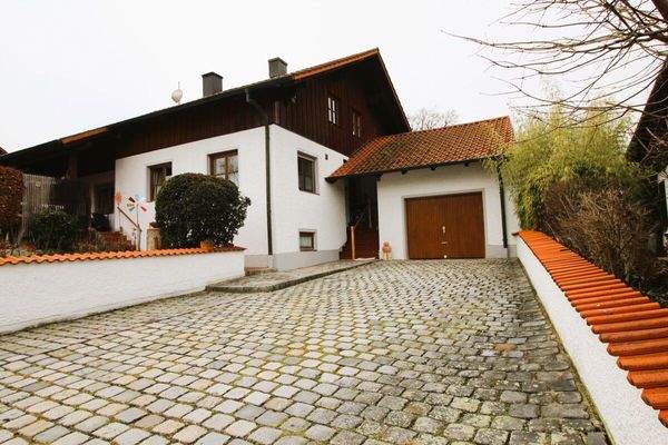 Außenansicht Einfahrt (2)