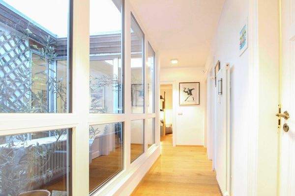 Innenflur mit Zugang zum Atrium