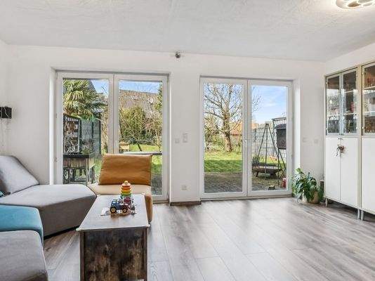 Wohnzimmer mit Gartenblick