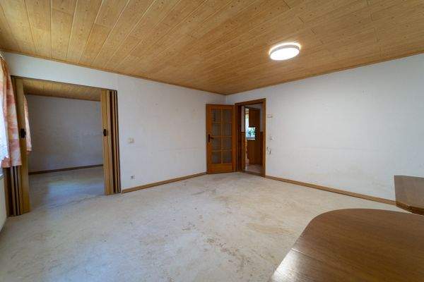 Wohnzimmer mit Zugang zum Esszimmer