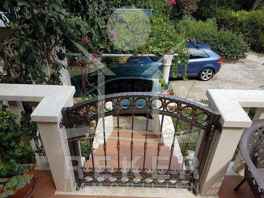 Zur umfangreichen Ausstattung der Villa gehören eine garage und PKW-Stellplätze.