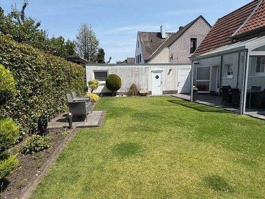 Garten mit Blick auf Garage