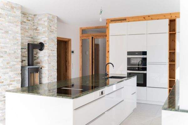 Moderne Küche mit hochwertiger Ausstattung